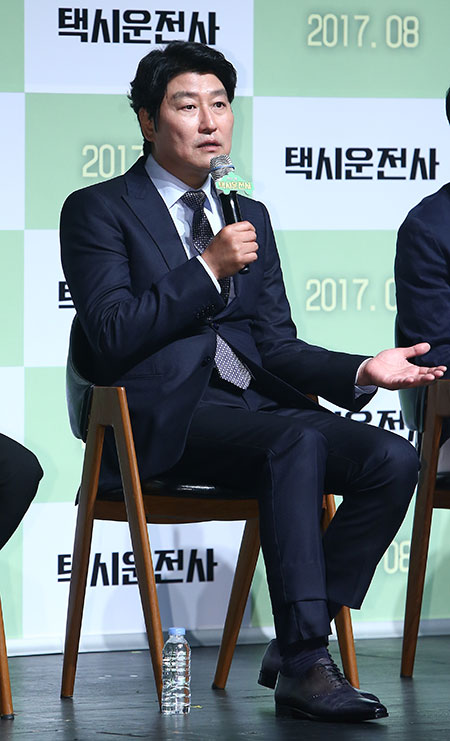 배우 송강호가 20일 오전 서울 압구정 CGV에서 열린 영화 '택시운전사' 제작보고회에서 기자의 질문에 답하고 있다.