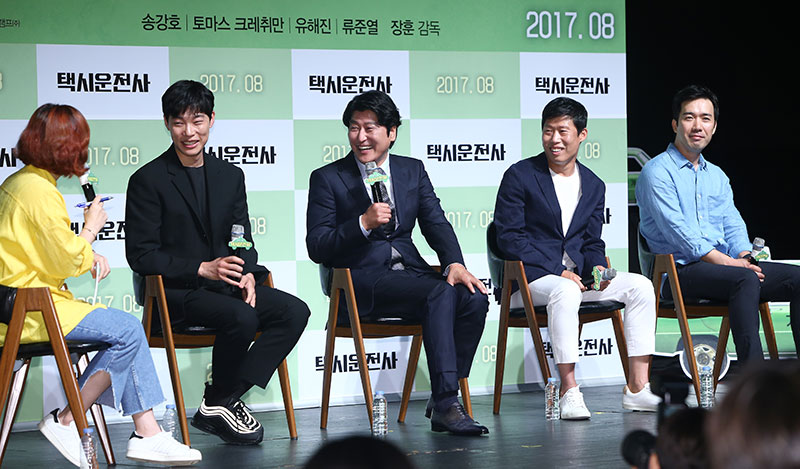 배우 류준열과 송강호, 유해진, 장훈 감독이 20일 오전 서울 압구정 CGV에서 열린 영화 '택시운전사' 제작보고회에서 이야기를 나누고 있다.