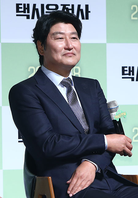 배우 송강호가 20일 오전 서울 압구정 CGV에서 열린 영화 '택시운전사' 제작보고회에서 생각에 잠겨 있다.