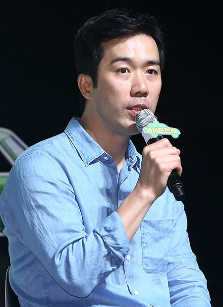 장훈 감독이 20일 오전 서울 압구정 CGV에서 열린 영화 '택시운전사' 제작보고회에서 질문에 답하고 있다.