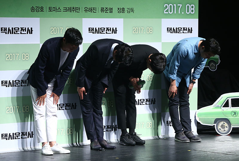 배우 유해진과 송강호, 류준열, 장훈 감독이 20일 오전 서울 압구정 CGV에서 열린 영화 '택시운전사' 제작보고회에서 인사하고 있다.