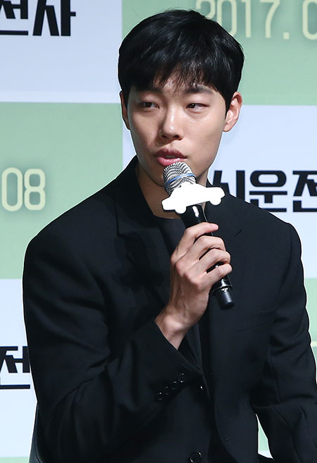 배우 류준열이 20일 오전 서울 압구정 CGV에서 열린 영화 '택시운전사' 제작보고회에서 질문에 답하고 있다.