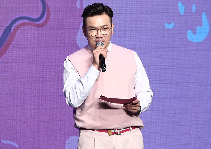MC 딩동이 26일 오후 서울 마포구 신한카드 판스퀘어에서 열린 걸그룹 에이핑크의 6번째 미니앨범 ‘Pink UP’ 쇼케이스 사회를 보고 있다.