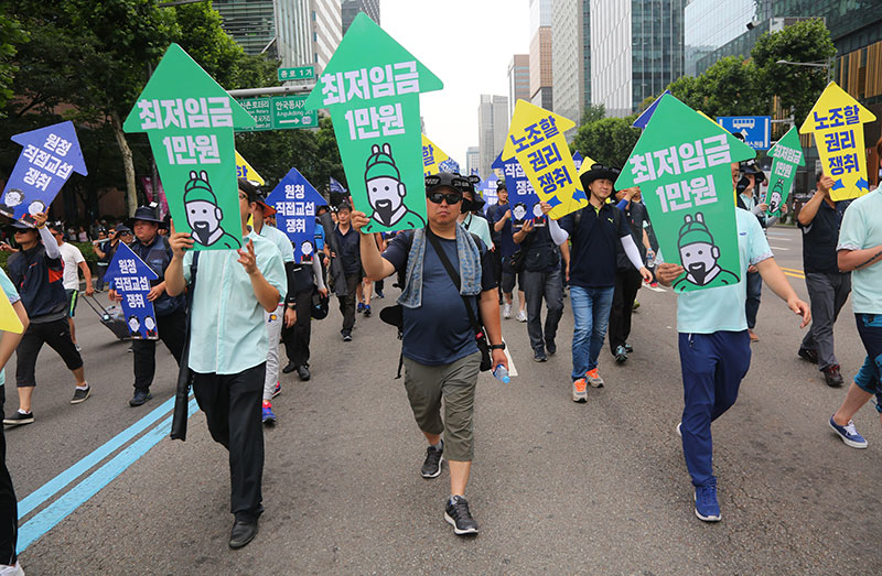 30일 오후 서울 종로 1가에서 '최저임금 만원-비정규직 철폐-노조 할 권리 6.30 사회적 총파업 대회'에 참가한 민주노총 조합원들이 행진하고 있다.