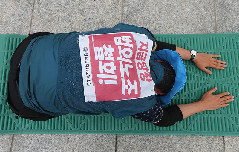 전국교직원노동조합 중앙집행위원이 3일 오후 서울 광화문 광장 북단에서 3천배를 하며 법외노조 철회와 노동3권 보장을 요구하고 있다.