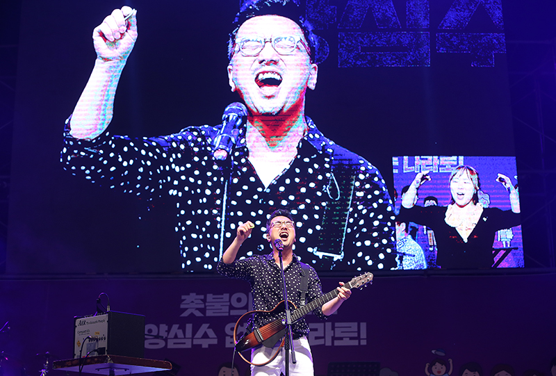 8일 오후 서울 광화문광장에서 열린 민주주의와 인권을 위한 양심수석방문화제에서 가수 이한철이 공연하고 있다.