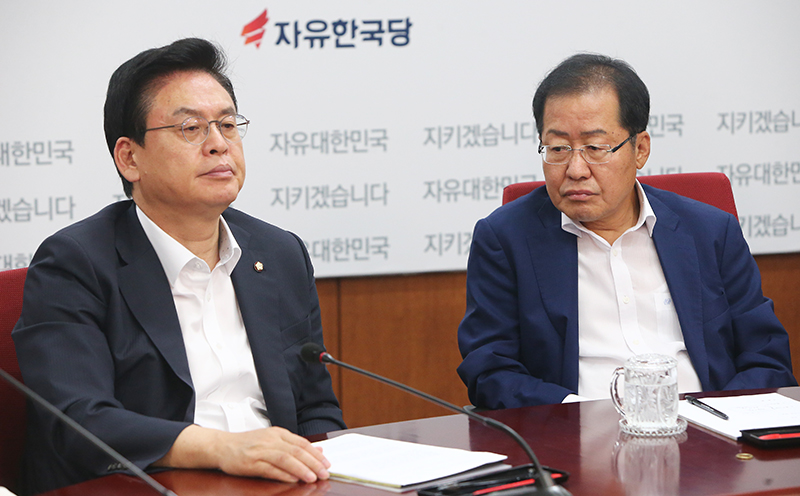 자유한국당 정우택 원내대표(왼쪽)와 홍준표 대표