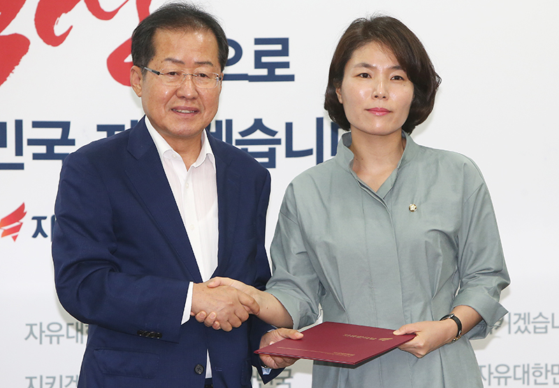 홍준표 자유한국당 전 대표와 전희경 의원이 포즈를 취하고 있다.