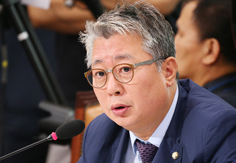 더불어민주당 조응천 의원이 13일 오전 국회에서 열린 박상기 법무부 장관 후보자 인사청문회에서 의사진행발언을 하고 있다.