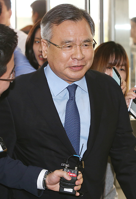 박영수 특별검사가 14일 오후 서울 서초구 서울중앙지방법원에서 열린 삼성전자 이재용 부회장의 뇌물죄 재판에 참석하고 있다.