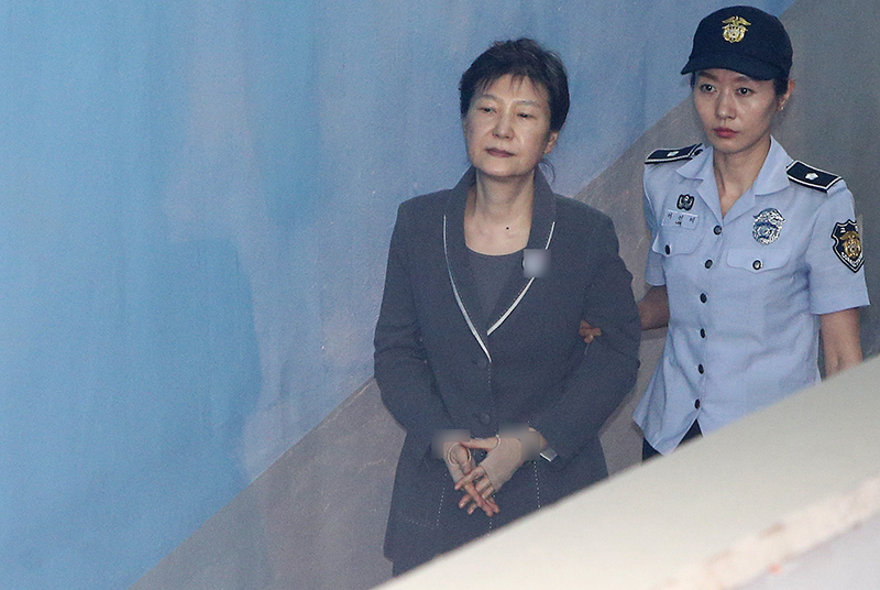 최순실과 공모한 혐의로 구속기소 된 박근혜 전 대통령이 14일 오전 서울 서초구 서울중앙지법에서 열린 재판에 출석하고 있다.