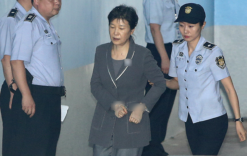 최순실과 공모한 혐의로 구속기소 된 박근혜 포승줄에 묶인 채 법원 출석하는 모습.