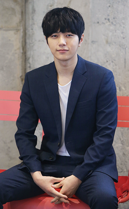 배우 김명수(그룹 인피니트 엘)가 12일 오후 서울 마포구의 한 카페에서 민중의소리와 인터뷰를 앞두고 포즈를 취하고 있다.
