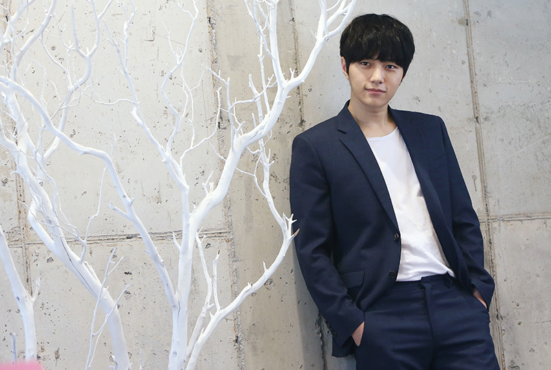 배우 김명수(그룹 인피니트 엘)가 12일 오후 서울 마포구의 한 카페에서 민중의소리와 인터뷰를 앞두고 포즈를 취하고 있다.