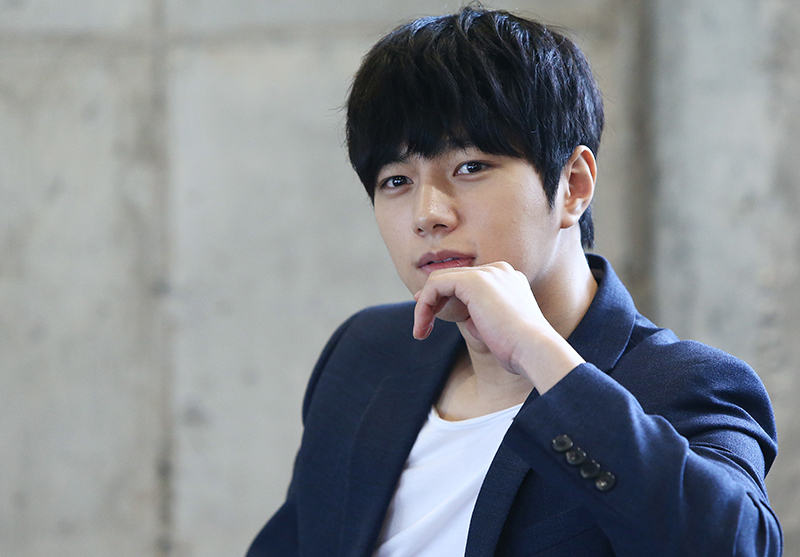 배우 김명수(그룹 인피니트 엘)가 12일 오후 서울 마포구의 한 카페에서 민중의소리와 인터뷰를 앞두고 포즈를 취하고 있다.