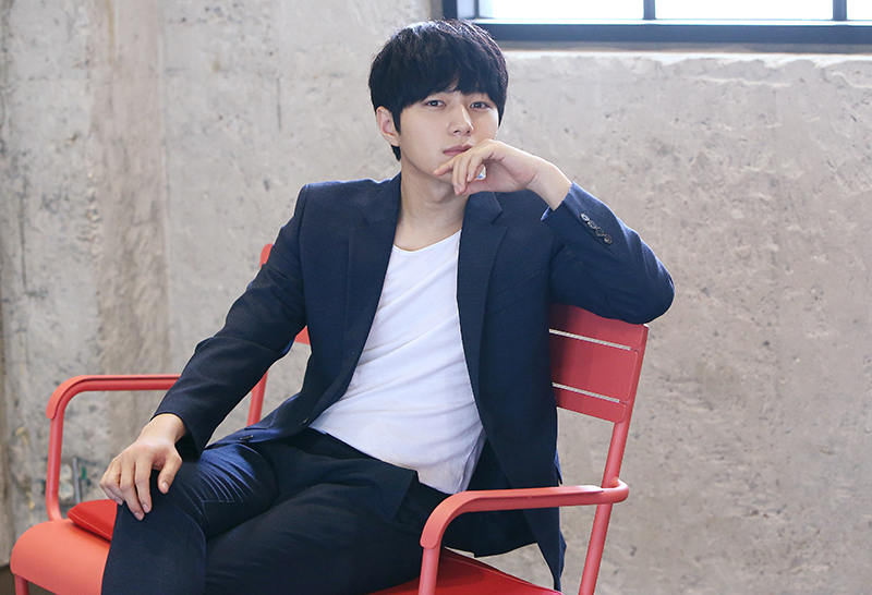 배우 김명수(그룹 인피니트 엘)가 12일 오후 서울 마포구의 한 카페에서 민중의소리와 인터뷰를 앞두고 포즈를 취하고 있다.