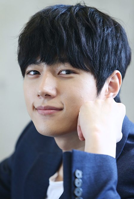 배우 김명수(그룹 인피니트 엘)가 12일 오후 서울 마포구의 한 카페에서 민중의소리와 인터뷰를 앞두고 포즈를 취하고 있다.