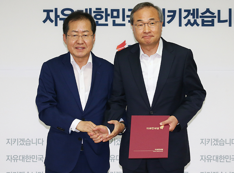 자유한국당 홍준표 대표(왼쪽)가 김대식 여의도연구원장과 손을 잡고 있다.