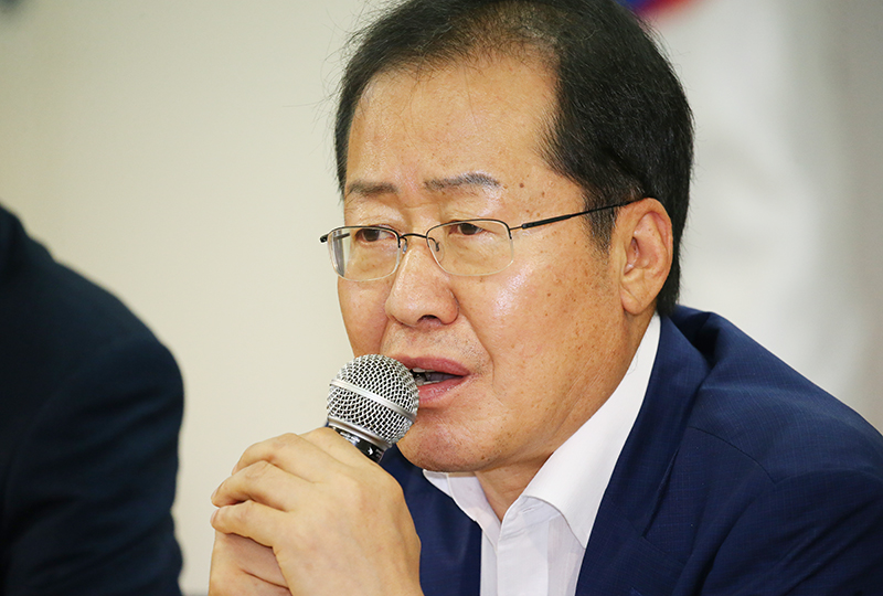 자유한국당 홍준표 대표가 17일 오전 서울 여의도 당사에서 열린 신임 주요당직자회이에서 모두발언을 하고 있다.