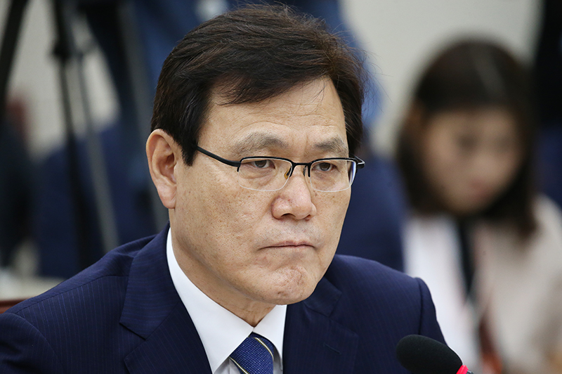 최종구 금융위원장 후보자가 17일 오전 국회에서 열린 인사청문회에서 질문을 듣고 있다.