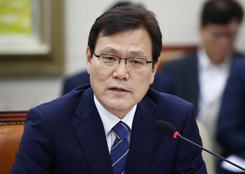 최종구 금융위원장 후보자가 17일 오전 국회에서 열린 인사청문회에서 의원의 질문에 답변하고 있다.