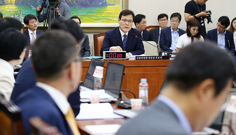 최종구 금융위원장 후보자가 17일 오전 국회에서 열린 인사청문회에서 의원의 질문에 대해 답변하고 있다.