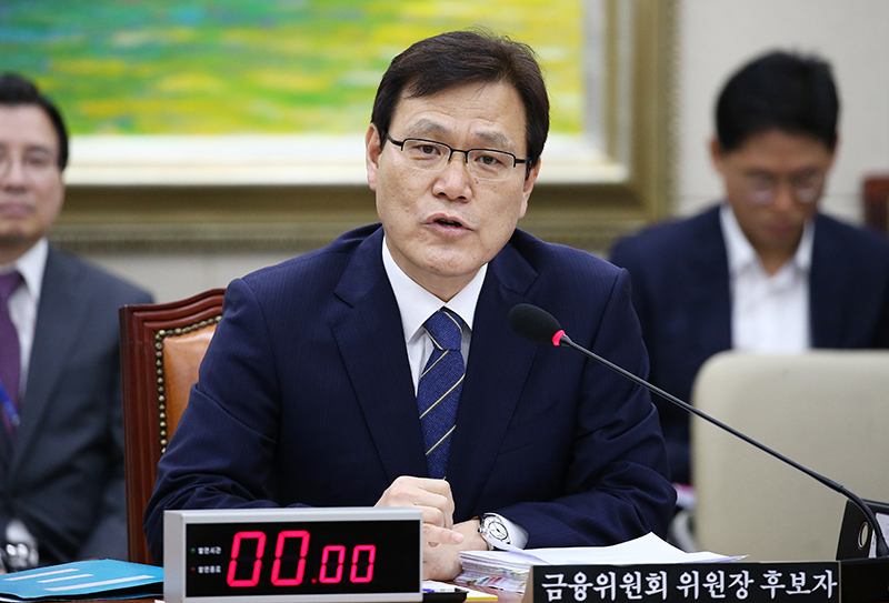 최종구 금융위원장 후보자가 17일 오전 국회에서 열린 인사청문회에서 질문에 답변하고 있다.
