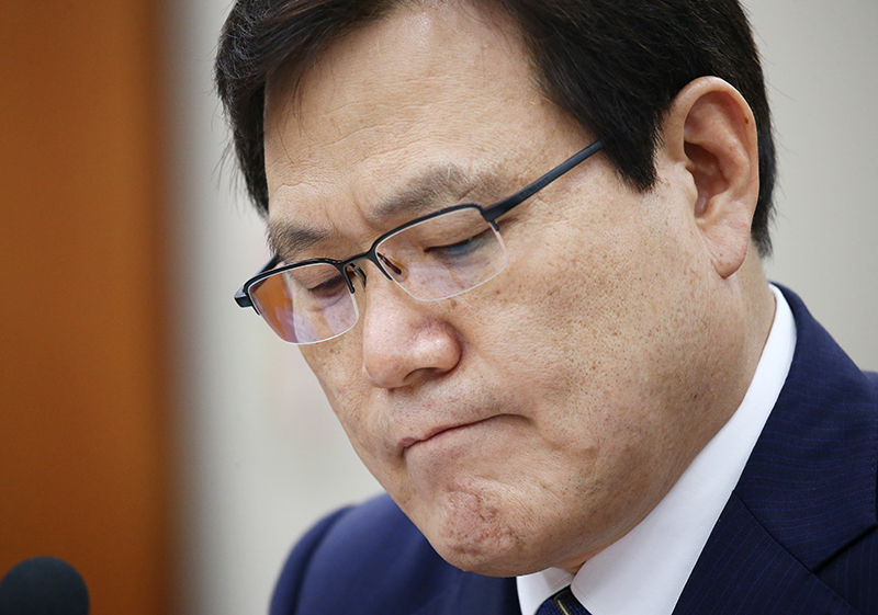 최종구 금융위원장 후보자가 17일 오전 국회에서 열린 인사청문회에서 생각에 잠겨 있다.