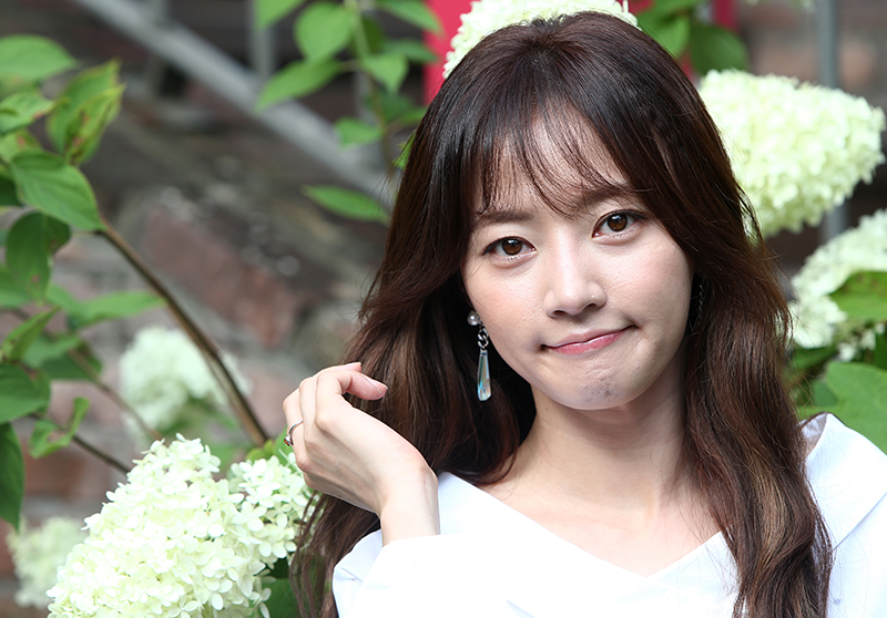 배우 송하윤이 18일 오후 서울 종로구 삼청동의 한 카페에서 민중의소리와 인터뷰 후 포즈를 취하고 있다.