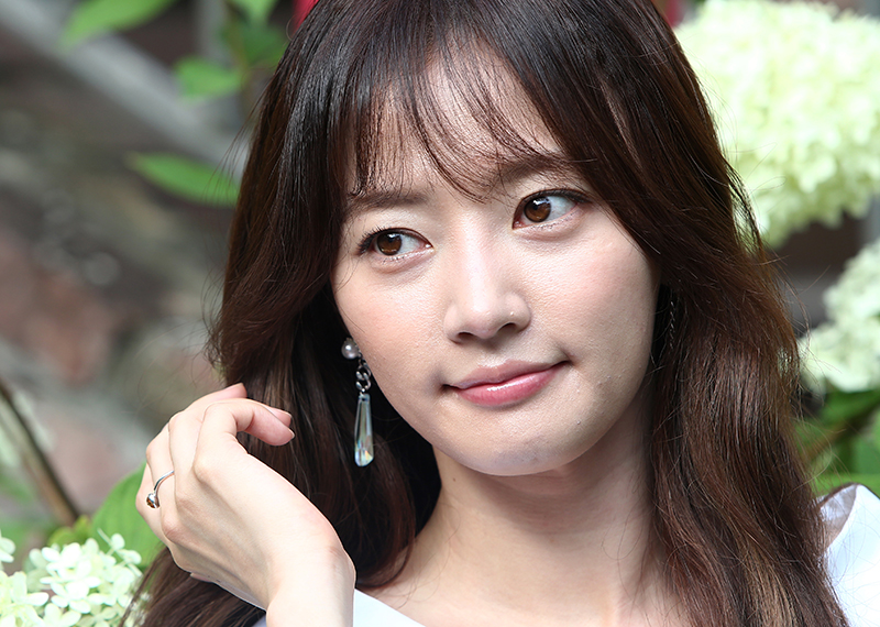 배우 송하윤이 18일 오후 서울 종로구 삼청동의 한 카페에서 민중의소리와 인터뷰 후 포즈를 취하고 있다.