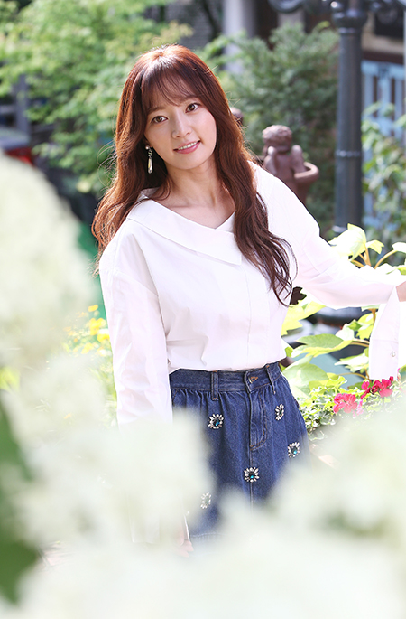 배우 송하윤이 18일 오후 서울 종로구 삼청동의 한 카페에서 민중의소리와 인터뷰 후 포즈를 취하고 있다.