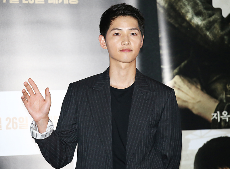 배우 송중기가 19일 오후 서울 용산구 CGV 용산아이파크몰에서 열린 영화 군함도 언론시사회에서 포즈를 취하고 있다.