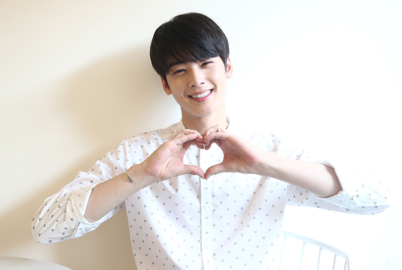 그룹 아스트로의 차은우가 1일 오후 서울 종로구 익선동의 한 카페에서 열린 민중의소리와의 인터뷰에서 포즈를 취하고 있다.