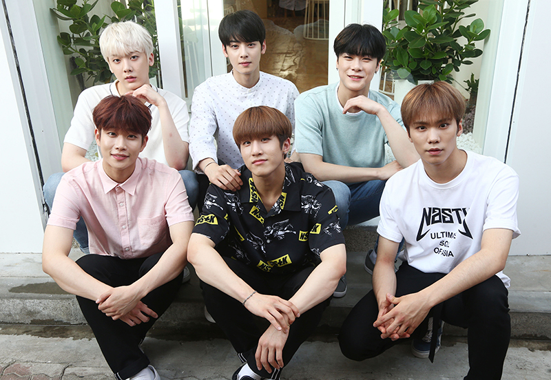 그룹 아스트로가 1일 오후 서울 종로구 익선동의 한 카페에서 열린 민중의소리와의 인터뷰에서 포즈를 취하고 있다. 왼쪽 위에서부터 시계바향으로 윤산하, 차은우, 문빈, 라키, 진진, MJ.