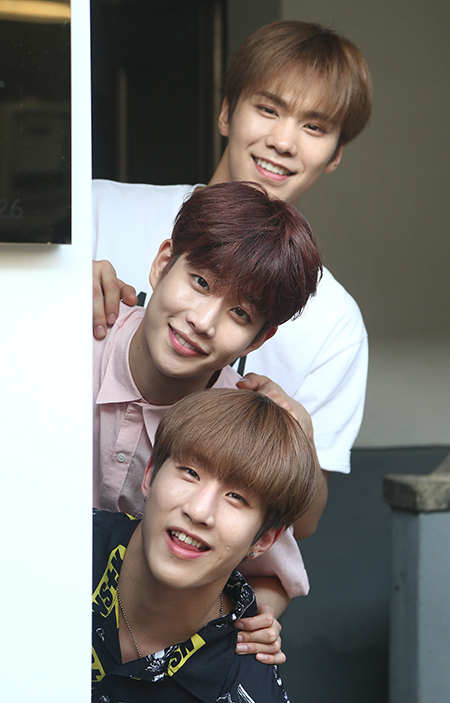 그룹 아스트로가 1일 오후 서울 종로구 익선동의 한 카페에서 열린 민중의소리와의 인터뷰에서 포즈를 취하고 있다. 위에서부터 라키, MJ, 진진.