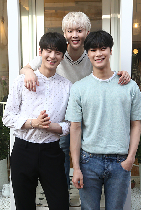 그룹 아스트로가 1일 오후 서울 종로구 익선동의 한 카페에서 열린 민중의소리와의 인터뷰에서 포즈를 취하고 있다. 왼쪽부터 차은우, 윤산하, 문빈.