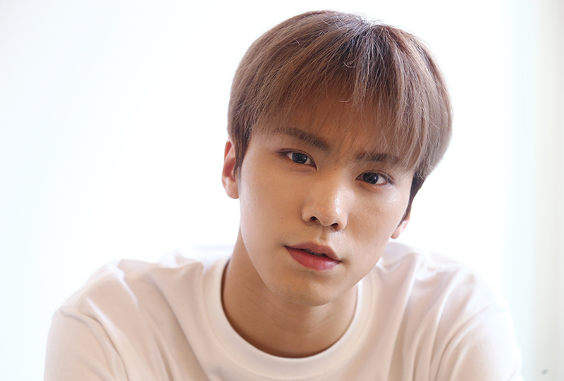 그룹 아스트로의 라키가 1일 오후 서울 종로구 익선동의 한 카페에서 열린 민중의소리와의 인터뷰에서 포즈를 취하고 있다.