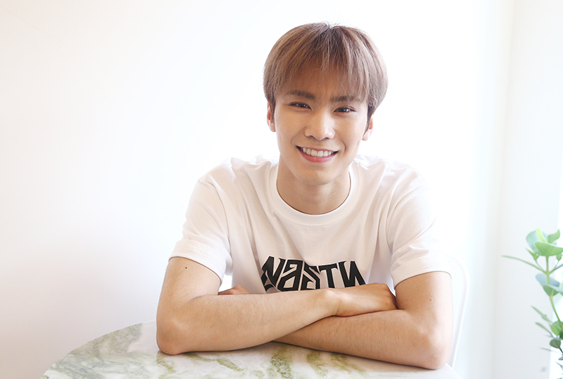 그룹 아스트로의 라키가 1일 오후 서울 종로구 익선동의 한 카페에서 열린 민중의소리와의 인터뷰에서 포즈를 취하고 있다.