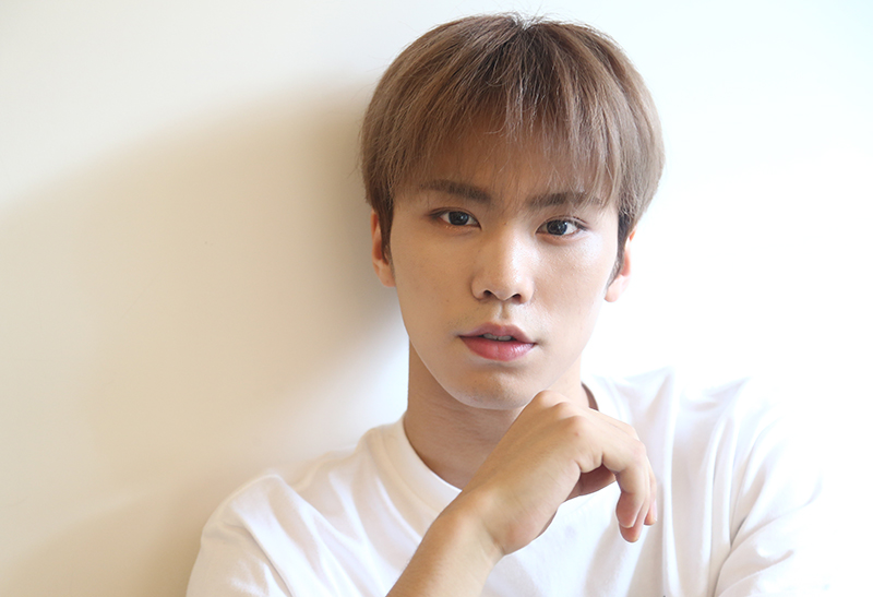 그룹 아스트로의 라키가 1일 오후 서울 종로구 익선동의 한 카페에서 열린 민중의소리와의 인터뷰에서 포즈를 취하고 있다.