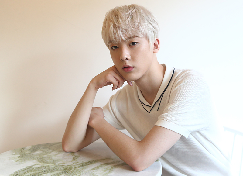 그룹 아스트로의 윤산하가 1일 오후 서울 종로구 익선동의 한 카페에서 열린 민중의소리와의 인터뷰에서 포즈를 취하고 있다.