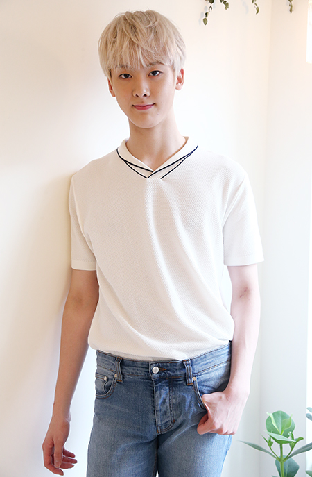 그룹 아스트로의 윤산하가 1일 오후 서울 종로구 익선동의 한 카페에서 열린 민중의소리와의 인터뷰에서 포즈를 취하고 있다.