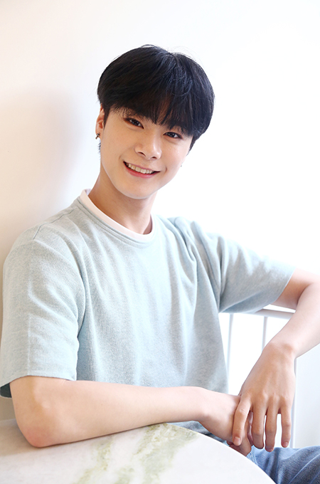 그룹 아스트로의 문빈이 1일 오후 서울 종로구 익선동의 한 카페에서 열린 민중의소리와의 인터뷰에서 포즈를 취하고 있다.