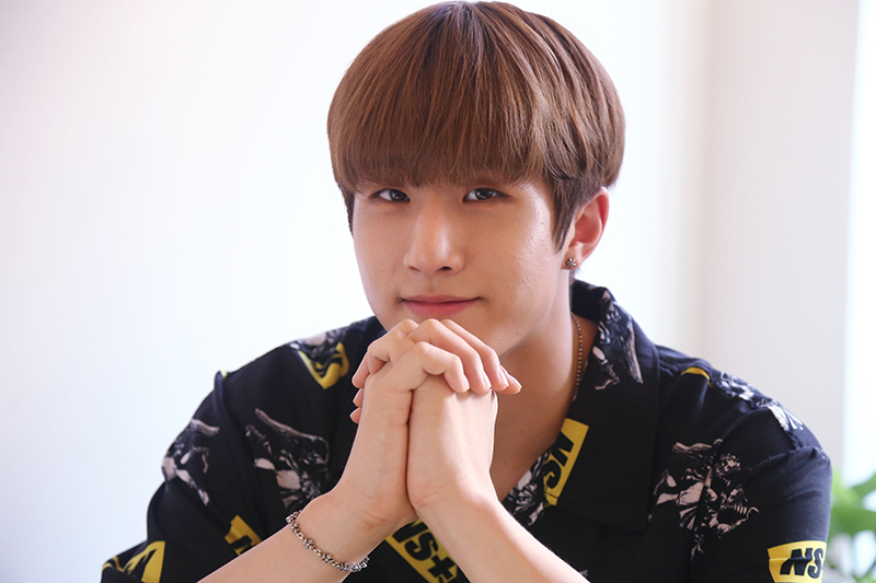 그룹 아스트로의 진진이 1일 오후 서울 종로구 익선동의 한 카페에서 열린 민중의소리와의 인터뷰에서 포즈를 취하고 있다.