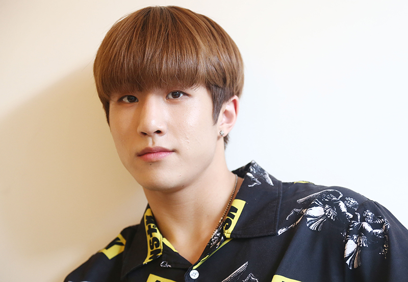 그룹 아스트로의 진진이 1일 오후 서울 종로구 익선동의 한 카페에서 열린 민중의소리와의 인터뷰에서 포즈를 취하고 있다.