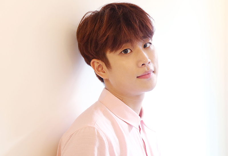 그룹 아스트로의 MJ가 1일 오후 서울 종로구 익선동의 한 카페에서 열린 민중의소리와의 인터뷰에서 포즈를 취하고 있다.