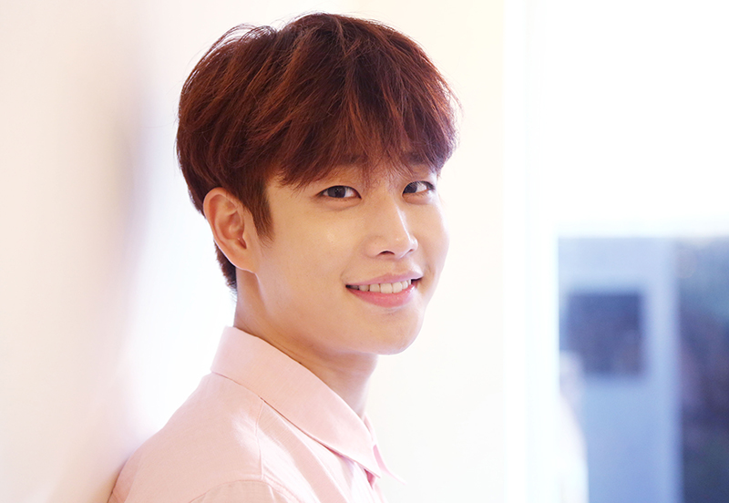 그룹 아스트로의 MJ가 1일 오후 서울 종로구 익선동의 한 카페에서 열린 민중의소리와의 인터뷰에서 포즈를 취하고 있다.
