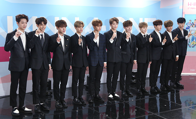 그룹 워너원(Wanna One)이 7일 오후 서울 구로구 고척스카이돔에서 열린 ‘워너원 프리미어 쇼콘(Wanna One Premier Show-Con)' 기자회견에서 포즈를 취하고 있다. 왼쪽부터 라이관린, 옹성우, 박지훈, 이대휘, 배진영, 강다니엘, 윤지성, 하성훈, 김재환, 박우진, 황민현.