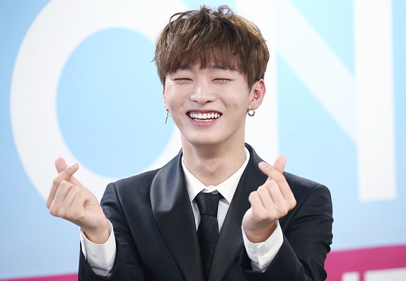 그룹 워너원(Wanna One) 윤지성이 7일 오후 서울 구로구 고척스카이돔에서 열린 ‘워너원 프리미어 쇼콘(Wanna One Premier Show-Con)' 기자회견에서 포즈를 취하고 있다.