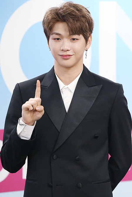 그룹 워너원(Wanna One) 강다니엘이 7일 오후 서울 구로구 고척스카이돔에서 열린 ‘워너원 프리미어 쇼콘(Wanna One Premier Show-Con)' 기자회견에서 포즈를 취하고 있다.
