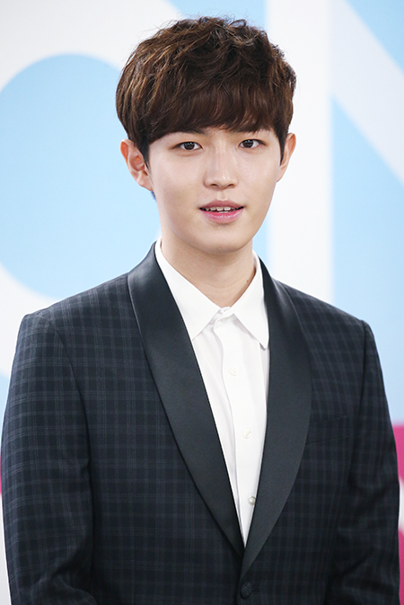 그룹 워너원(Wanna One) 김재환이 7일 오후 서울 구로구 고척스카이돔에서 열린 ‘워너원 프리미어 쇼콘(Wanna One Premier Show-Con)' 기자회견에서 포즈를 취하고 있다.